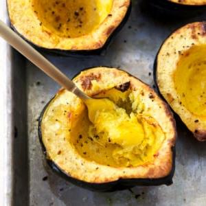Come cucinare la Zucca Ghianda 6 Una forchetta sta prendendo un po' di zucca acorn.