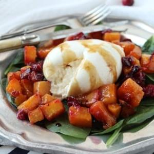 Insalata di Zucca Butternut Arrosto, Mirtilli Rossi e Burrata 6 Insalata di Zucca Butternut, Mirtilli Rossi e Burrata - Piatto Unico Invernale