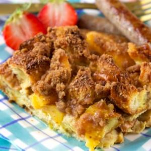 **Sformato di French Toast alle Pesche** 6 Una singola fetta di sformato di toast francese è su un piatto.