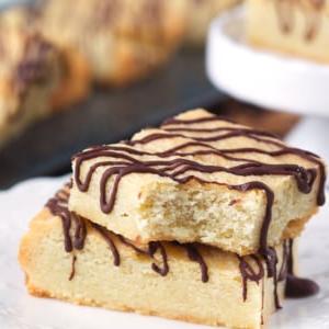 Biscotti Shortbread 6 Un biscotto shortbread di cui è stato morso un pezzo.