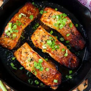Salmone Glassato al Miso 6 Filetti di salmone cotti perfettamente in una padella.