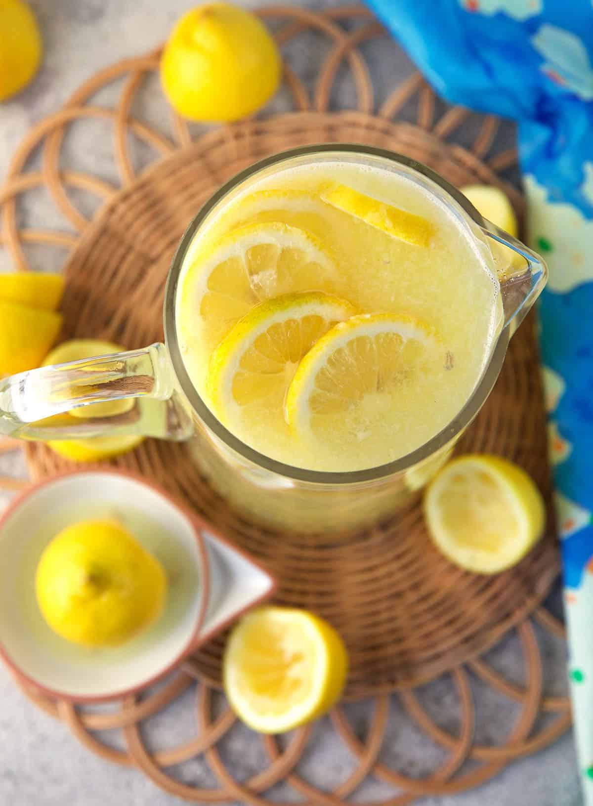 Ricetta della Limonata Fatta in Casa 6 Caraffa di limonata con fette di limone che galleggiano sulla superficie.
