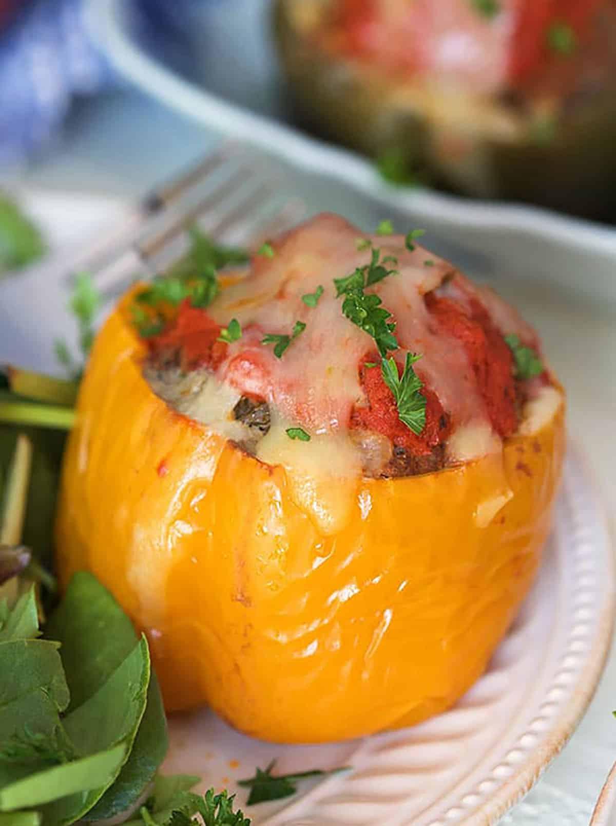 Ricetta Peperoni Ripieni Instant Pot 6 Peperone giallo ripieno di carne macinata e formaggio.