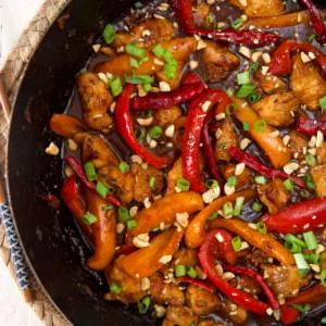 Pollo Kung Pao Facile 6 Una padella nera è piena di pollo Kung Pao cotto.