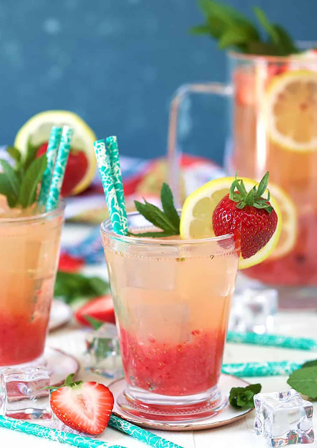 Limonata alle Fragole Fatta in Casa 6 Limonata alla fragola in un bicchiere con guarnizione di fragola e cannuccia
