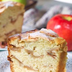 Torta di Mele Ebraica 7 Primo piano di una fetta di torta di mele.