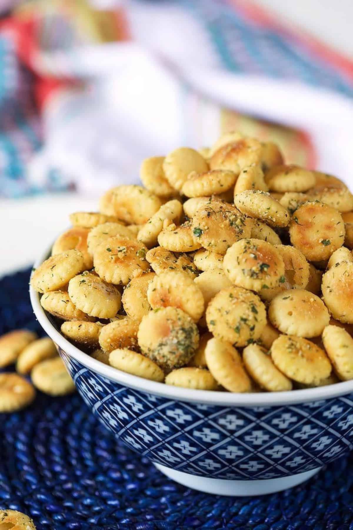 **Facile Crackers Gusto Ranch** 7 Crostini oyster al gusto ranch in una ciotola bianca e blu su uno sfondo blu.