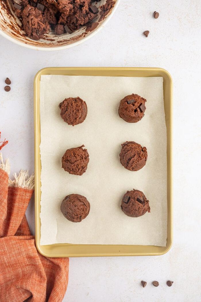 **Biscotti Doppio Cioccolato** 7 Impasto per biscotti al doppio cioccolato su teglia da forno, vista dall'alto