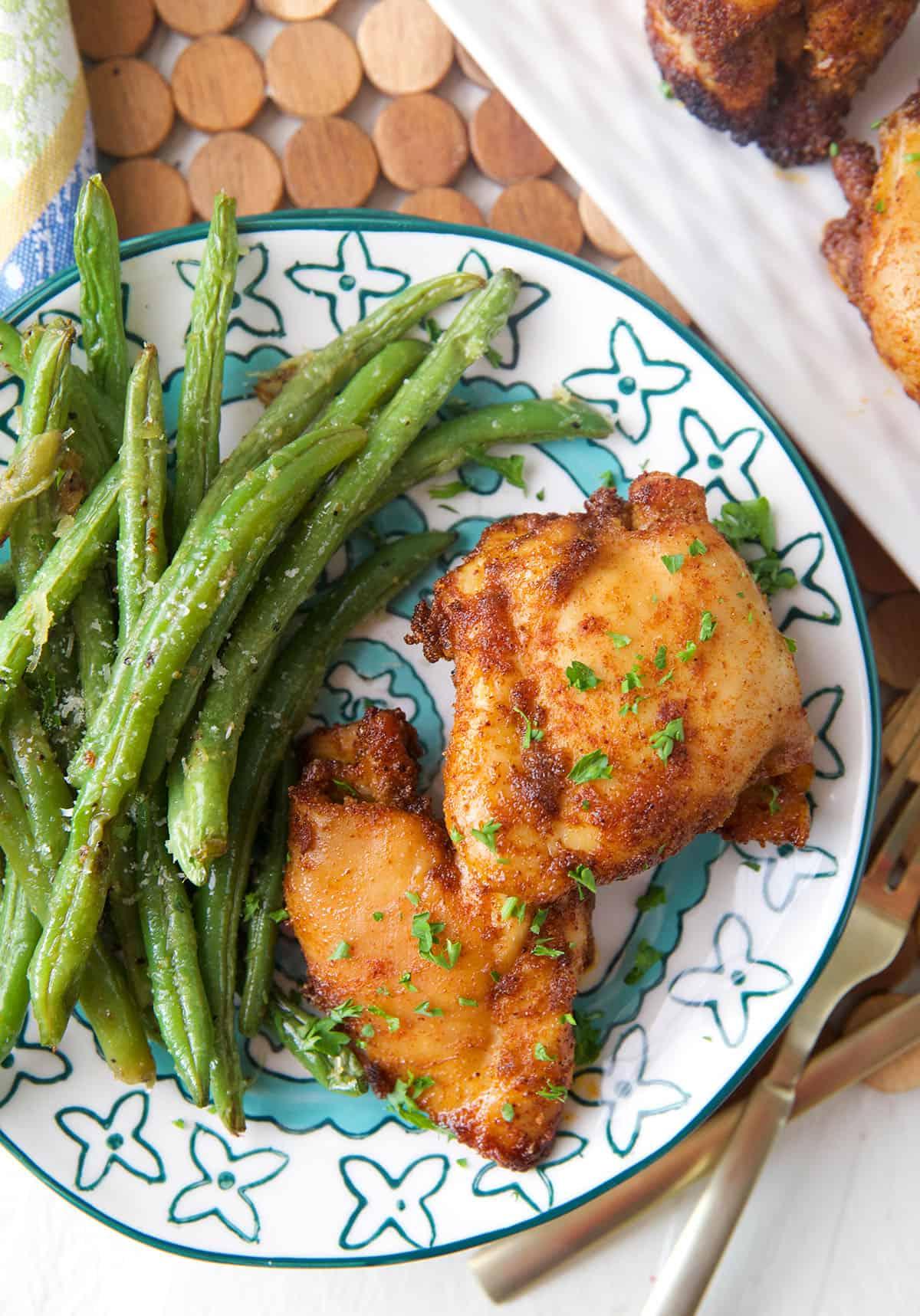 Cosce di Pollo Disossate Dolci e Piccanti 7 Vista dall'alto di cosce di pollo agrodolci piccanti senza osso su piatto con fagiolini