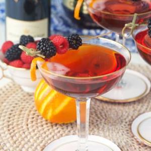 Classico Kir Royale 7 Bicchiere di Kir Royale guarnito con frutti di bosco.