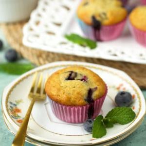Muffin ai Mirtilli e Banana 7 Muffin umido di banana e mirtilli su un piatto