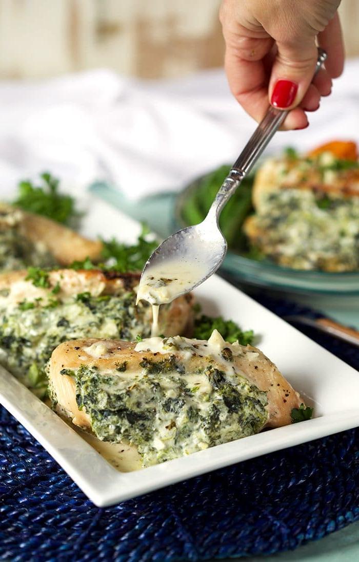 Le migliori ricette di petto di pollo al forno 7 Petti di pollo ripieni di spinaci e formaggio con un cucchiaio di salsa all'aglio e parmigiano colato sopra.