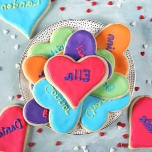 Ricetta dei Biscotti di Zucchero di San Valentino 7 Piatto con biscotti di zucchero a forma di cuore per San Valentino.