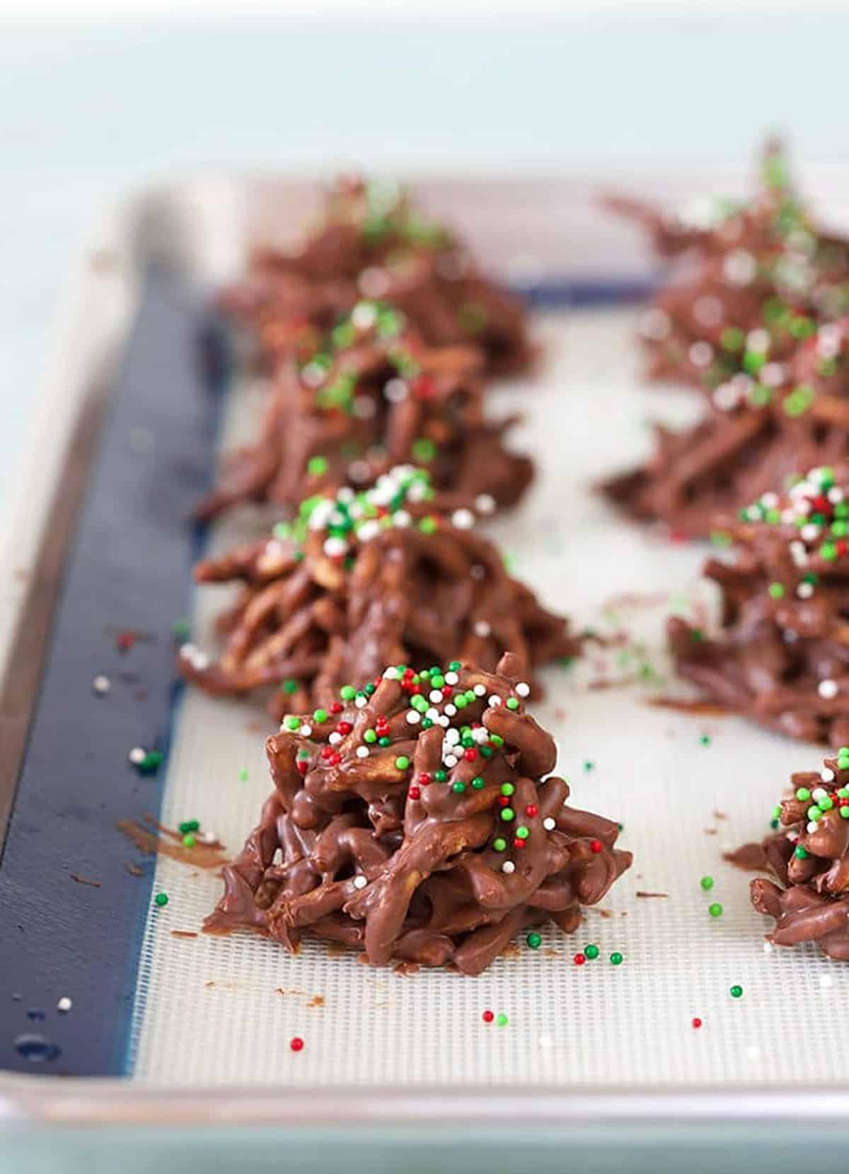 Biscotti Pagliaio Senza Cottura 7 Biscotti Haystack su una teglia da forno.