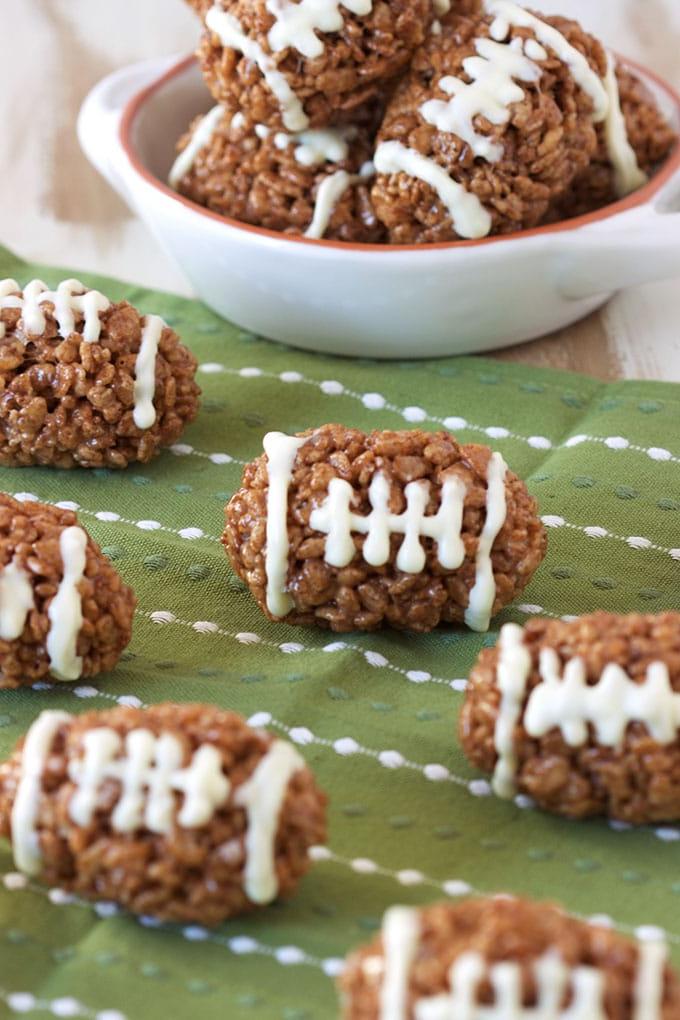 Cosce di tacchino di riso soffiato 7 Palloni da Football di Rice Krispies super facili da fare, divertenti per qualsiasi festa di football o di tailgating. TheSuburbanSoapbox.com