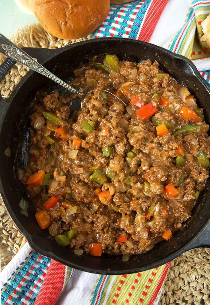Sloppy Joe al Philly Cheesesteak 7 Philly cheesesteak sloppy joe in una padella di ghisa.