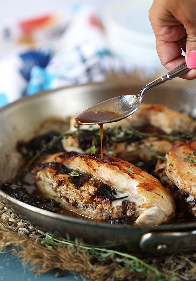 Le migliori ricette di petto di pollo al forno 8 Petto di pollo ripieno di formaggio di capra in una padella mentre viene spennellato con salsa di fichi.
