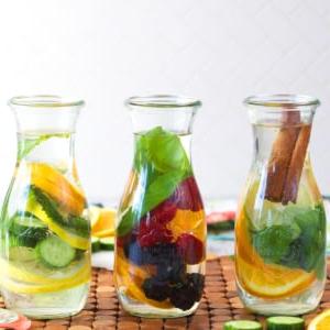 Acqua Infusa di Frutta 8 Tre bottiglie di acqua aromatizzata con un mix di frutta, verdura ed erbe.
