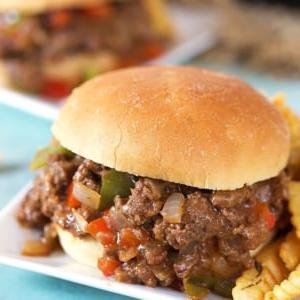 Sloppy Joe al Philly Cheesesteak 8 Philly cheesesteak sloppy joe su un piatto bianco.