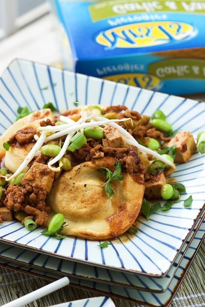 Pronti in meno di 30 minuti, questi Pierogi Facili in Stile Szechuan sono un'ottima cena per tutta la famiglia! | TheSuburbanSoapbox.com