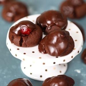 Biscotti alle Ciliegie Ricoperti di Cioccolato 8 Biscotti Facili al Cioccolato e Ciliegie | TheSuburbanSoapbox.com