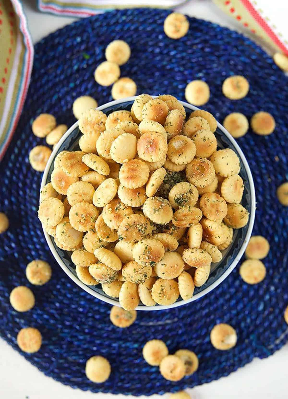 **Facile Crackers Gusto Ranch** 8 Crostini oyster al gusto ranch in una ciotola su una tovaglietta blu.