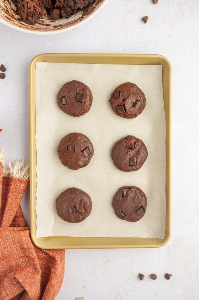 **Biscotti Doppio Cioccolato** 8 Impasto per biscotti al doppio cioccolato appiattito, vista dall'alto