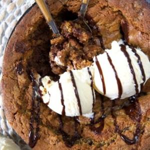 Biscotto-Pizza Fatto in Casa con Gocce di Cioccolato 8 Due palline di gelato alla vaniglia sono poste su un pizookie caldo.