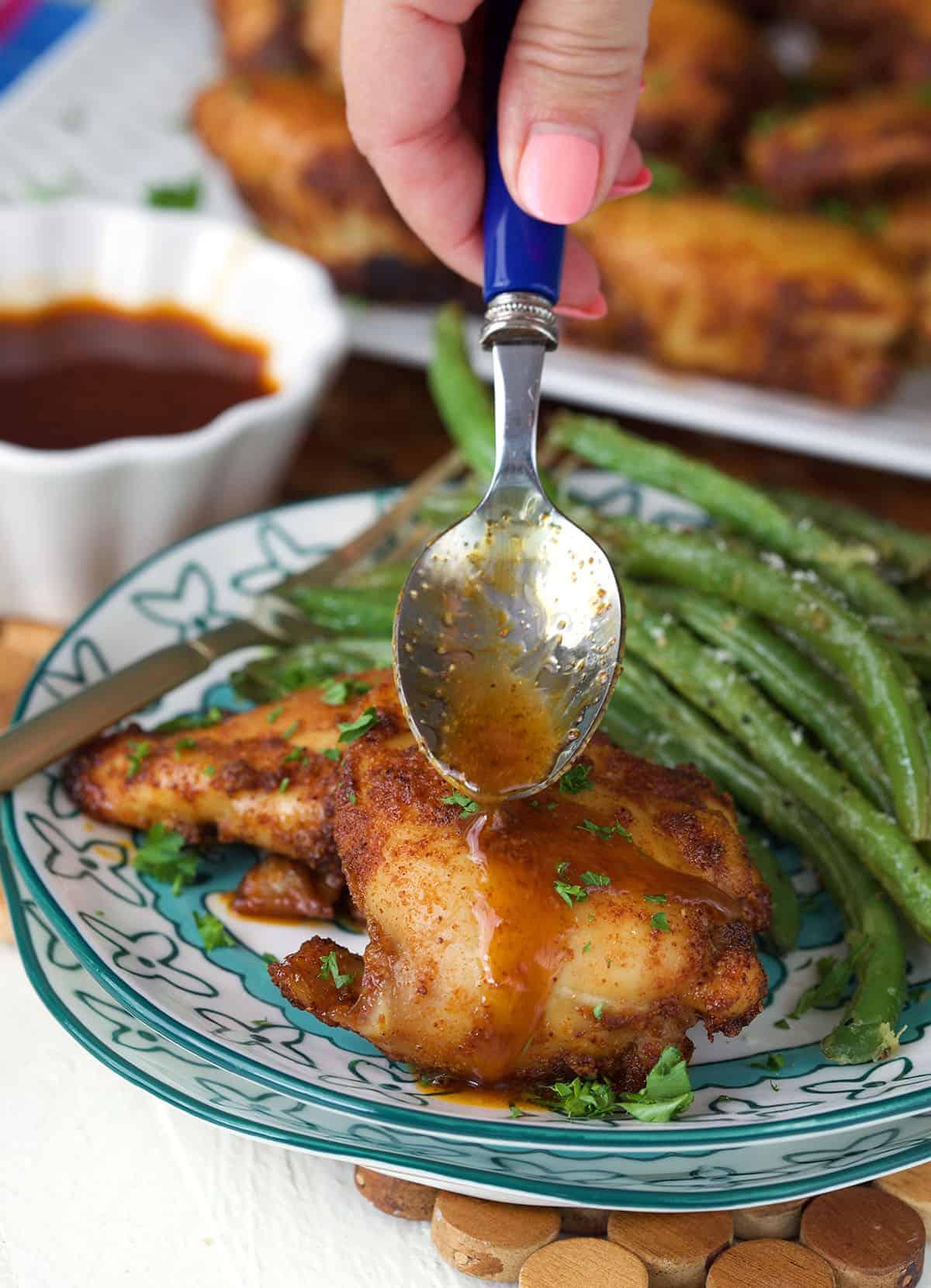 Cosce di Pollo Disossate Dolci e Piccanti 8 Versare la salsa sulle cosce di pollo agrodolci piccanti senza osso su un piatto