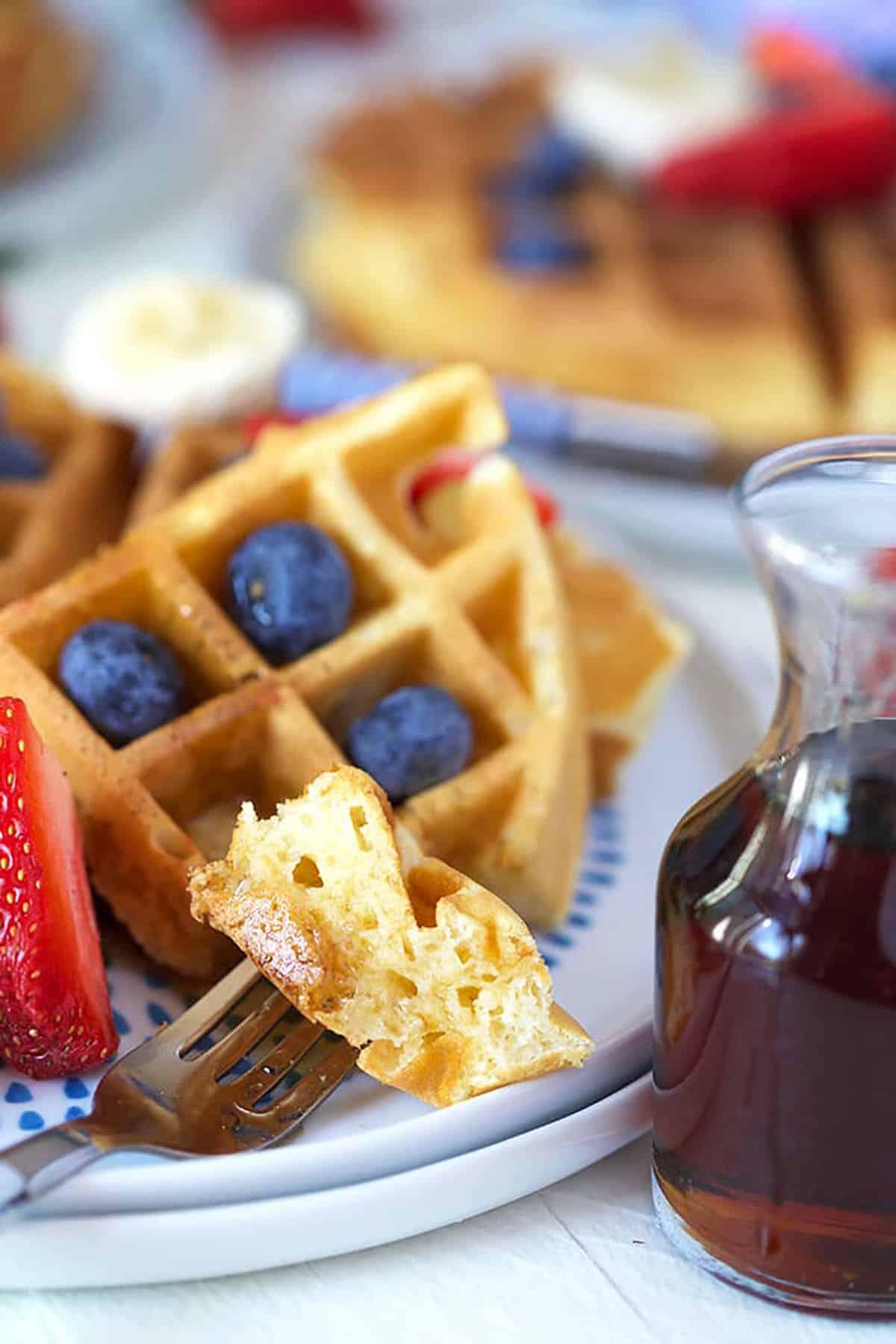 Il Migliore Waffle Belga Casalingo 9 Waffle belga con un morso su una forchetta.