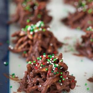 Biscotti Pagliaio Senza Cottura 9 Biscotti Haystack al cioccolato su una teglia da forno.