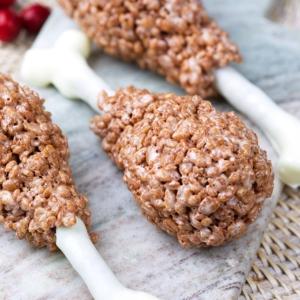 Cosce di tacchino di riso soffiato 9 Primo piano di Cosce di Tacchino di Rice Krispies.