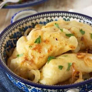 La migliore ricetta di pierogi di patate 9 Pierogi polacchi di patate in una pirofila di ceramica polacca.