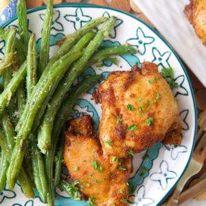 Cosce di Pollo Disossate Dolci e Piccanti 9 Vista dall'alto di cosce di pollo agrodolci piccanti senza osso su piatto con fagiolini