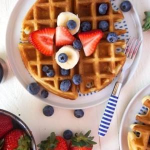 Il Migliore Waffle Belga Casalingo 10 Waffle belga con frutta fresca su un piatto bianco.
