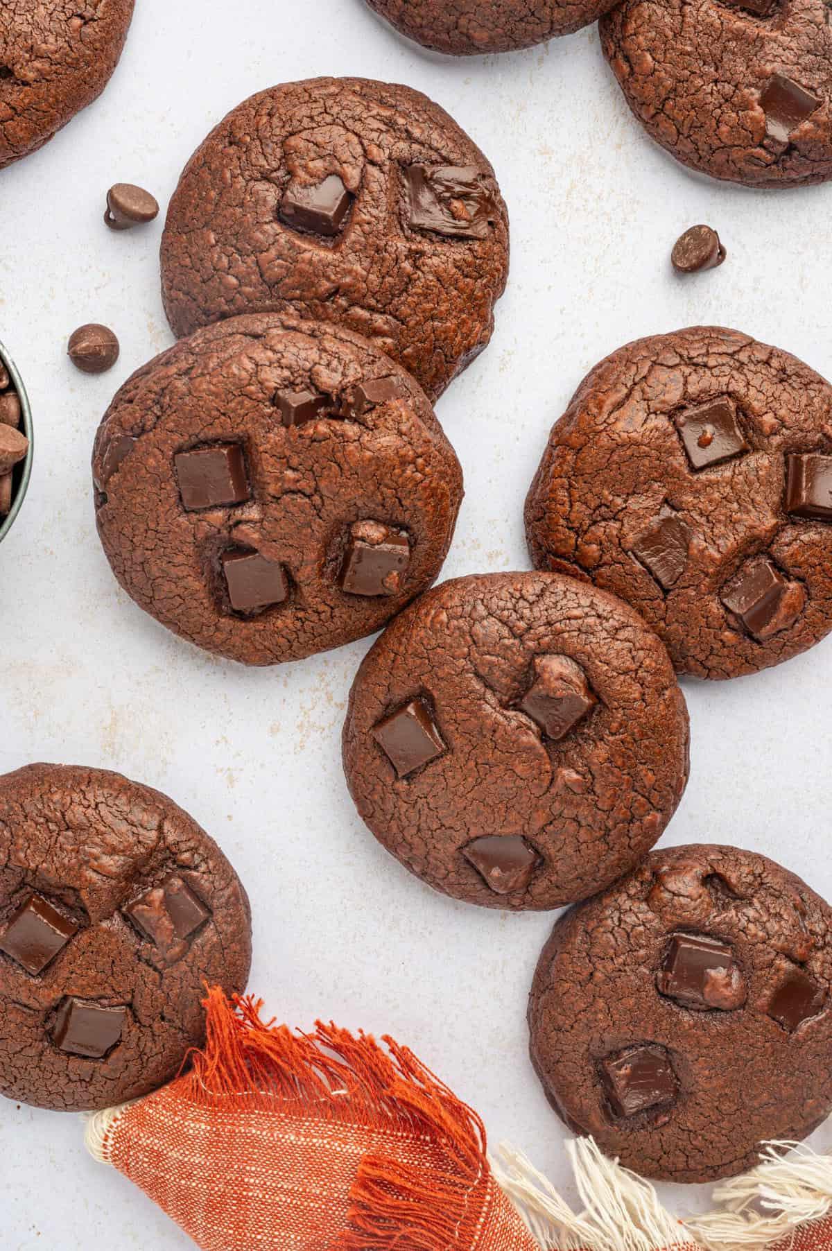 **Biscotti Doppio Cioccolato** 10 Biscotti al doppio cioccolato sul piano di lavoro, vista dall'alto